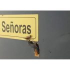 Estado en el que quedó la puerta también acuchillada. DL