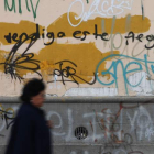 Uno de las pintadas con una falta de ortografía en una pared de Quito. JOSÉ JÁCOME