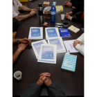 Algunos de los participantes en una sesión de Alcoholicos Anónimos, el jueves.
