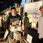 Luis Santos y Ernesto García, posan junto a algunos de los productos que han creado bajo la marca Kitu.
