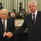 El presidente griego, Papulias, saluda al presidente del Consejo de Estado, Pikrammenos.