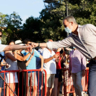 El rey saluda a un hombre respetando las normas covid durante su visita a Tramontana. BALLESTEROS