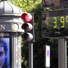 Imagen de uno de los termómetros de la capital que marcaba los 39 grados alcanzados ayer.