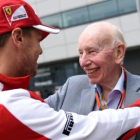 Sebastian Vettel saluda a John Surtees durante el Gran premio de Gran Bretaña del 2015.