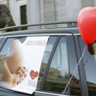 Un coche circuló el pasado día 12 con una pancarta a favor del aborto