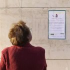 Una vecina de Barakaldo observa la esquela de la niña, en octubre de 2013.
