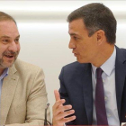 José Luis Ábalos y Pedro Sánchez bromean durante la ejecutiva socialista, este viernes.