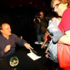 Gustavo Martín Garzo, ayer firmando su última novela en el pub Minotauro del barrio de La Rosaleda