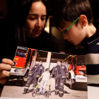 Héctor, con su madre junto a una de las imágenes que aparecen en el calendario solidario. JESÚS F. SALVADORES