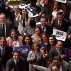 Un grupo de Senadores festejan la creacion de la Guardia Nacional en México.