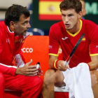Bruguera habla con Carreño, en un descanso de la eliminatoria de Copa Davis, en Lille.
