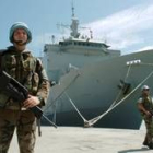 Infantes de Marina vigilan la llegada del buque Castilla a Haití