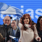 La expresidenta argentina Cristina Fernández de Kirchner, candidata a senadora por Unidad Ciudadana, saluda a sus seguidores en el búnker de campaña en la ciudad de Buenos Aires tras conocer los resultados electorales de las primarias en Argentina.
