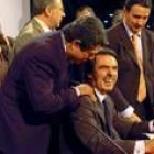 José María Aznar recibe la felicitación de Federico Trillo durante la presentación ayer de su libro