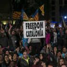 Cientos de personas se congregan esta noche en la plaza de Cataluña donde intervinieron el presidente de la Asamblea Nacional Catalana (ANC), Jordi Sánchez, y el presidente de Omnium Cultural, Jordi Cuixart, tras la jornada de referéndum.