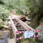 La pasarela metálica que daba acceso a la famosa cascada Cola de Caballo, en Nocedo, ha desaparecido. DL