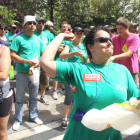 Una de las trabajadoras —docena de huevos en mano— se dispone a tirarlos contra la fachada de la delegación.