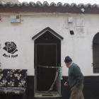 Un vecino pasa ante la fachada del bar cuyo suelo se hundió en Nochevieja y que permanecía precintado. MARIAM M. MONTESINOS