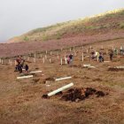 Vecinos de Anllares en la finca de cuatro mil metros. DL