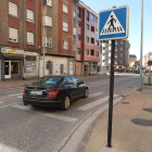 Inicio de la avenida de la Cemba, donde aún persiste el cartel de una de las tiendas. L.DE LA MATA