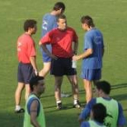 Tomé se interesa por el estado de Juan Povedano en presencia de Héctor Asenjo durante el partidillo