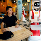 Mulán, la camarera robot que llama "cariño" al cliente del restaurante