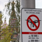 Señal de prohibido operar drones, en el centro de Moscú. YURI KOCHETKOV