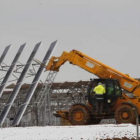 Máquina y obreros trabajaban el jueves en la construcción del huerto solar.