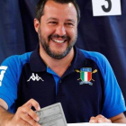 Matteo Salvini votando en Milán (Italia) para las elecciones europeas.