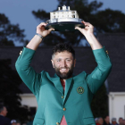 Jon Rahm levanta el trofeo con la chaqueta verde que le acredita campeón de Augusta. JOHN G MABANGLO