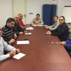 Los miembros del comité de empresa de la Hullera Vasco Leonesa, reunidos ayer con los alcaldes de Matallana de Torío y La Pola de Gordón