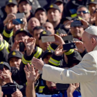 El Papa Francisco rodeados de fieles que alzan sus télefonos móviles