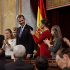 Felipe VI recibe aplausos tras su discurso en el Congreso.