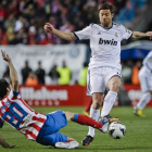 Juanfran lucha por el balón con Xabi Alonso durante el último derbi de Liga.