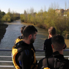 La Guardia Civil y los bomberos buscan un cuerpo en el río Bernesga