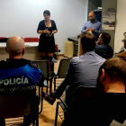 La concejala de Personal, en una de las reuniones con los representantes de la Policía Local. DL