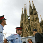 Una pareja de los Mossos patrullando por la Sagrada Familia.