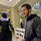 Sam Jennings, de la Coalición de Oklahoma contra la pena de muerte, sostiene un cartel en contra de la pena capital en el Parlamento estatal de Oklahoma, el 29 de abril.