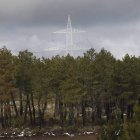 Una línea atraviesa un monte de Villagatón, uno de los municipios afectados. JESÚS F. SALVADORES