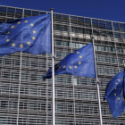Banderas de la Unión Europea en la puerta de una de las sedes en Bruselas. OLIVIER HOSLET