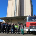Palazuelo y Salguero, junto a los voluntarios actuales, concejales y policía, entre los camiones.