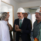 Suárez-Quiñones, durante su visita ayer a las obras de las viviendas de camineros en Zamora. J. L. LEAL