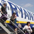 Unos pasajeros desembarcan de un vuelo de Ryanair.