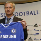 José Mourinho, con la camiseta del Chelsea, en su presentación como nuevo técnico del club londinense.