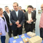 Alonso con Folgueral, Macías y dos participantes en la Feria de Sostenibilidad de Ponferrada.