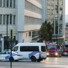 Policía y vehículos de emergencia en una calle de Bruselas