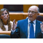 La líder del PPC, Alícia Sánchez Camacho, escucha al ministro de Hacienda, Cristóbal Montoro, ayer.