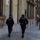 Dos agentes de la Policía Nacional entran en la Audiencia de León. SECUNDINO PÉREZ