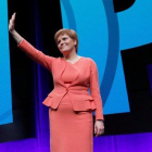 Nicola Sturgeon saluda a los congresistas del Partido Nacional Escocés, el 9 de octubre en Glasgow.