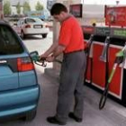 Sólo los griegos pagan menos que los españoles por llenar el depósito